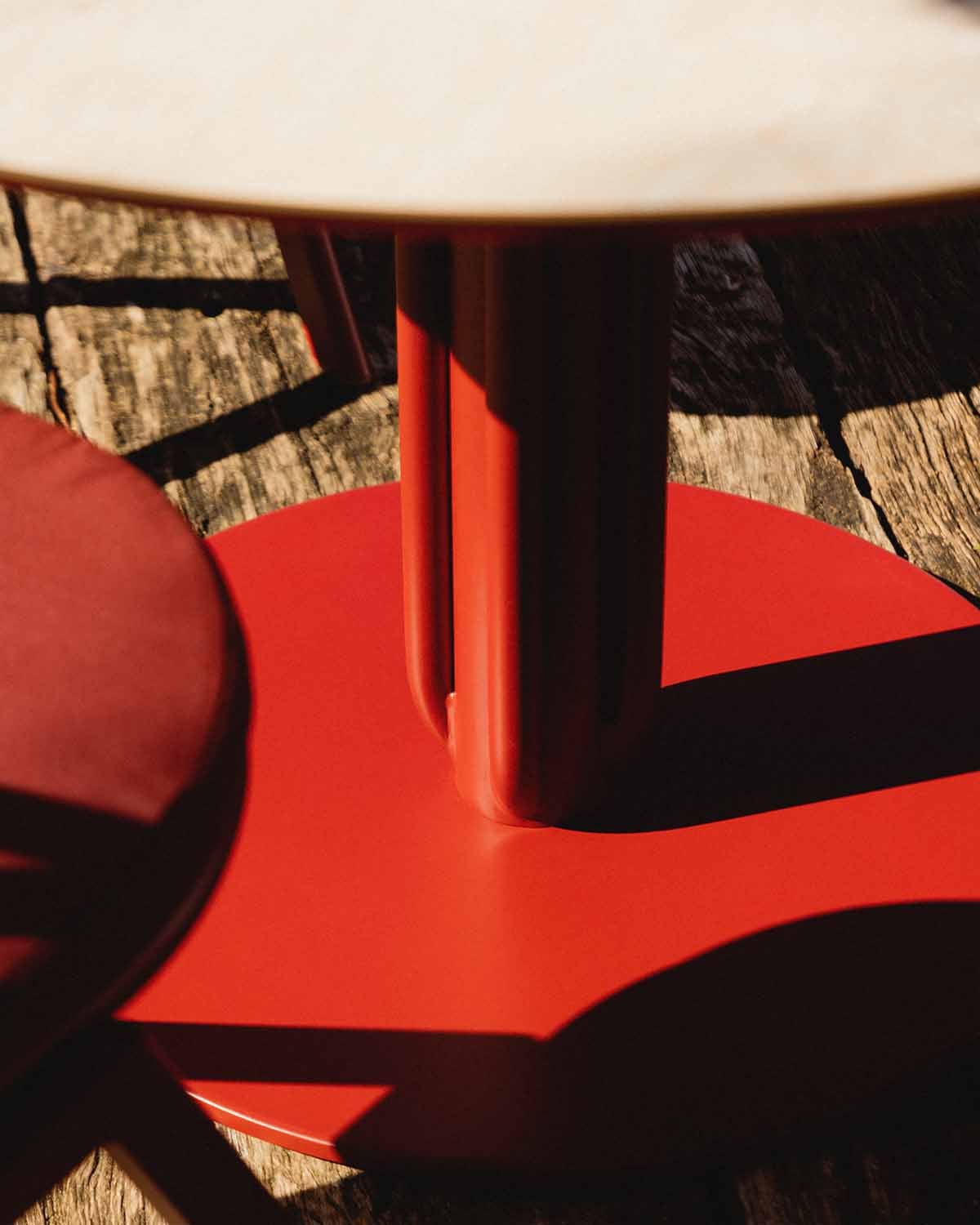 Round Outdoor Table in Metal and Tempered Glass (Ø120 cm) Llibet, gallery image 3