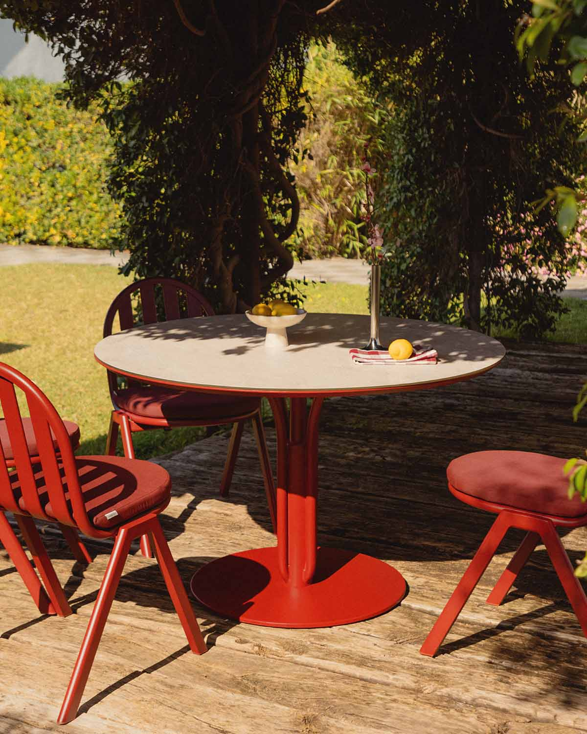 Round Outdoor Table in Metal and Tempered Glass (Ø120 cm) Llibet, gallery image 2
