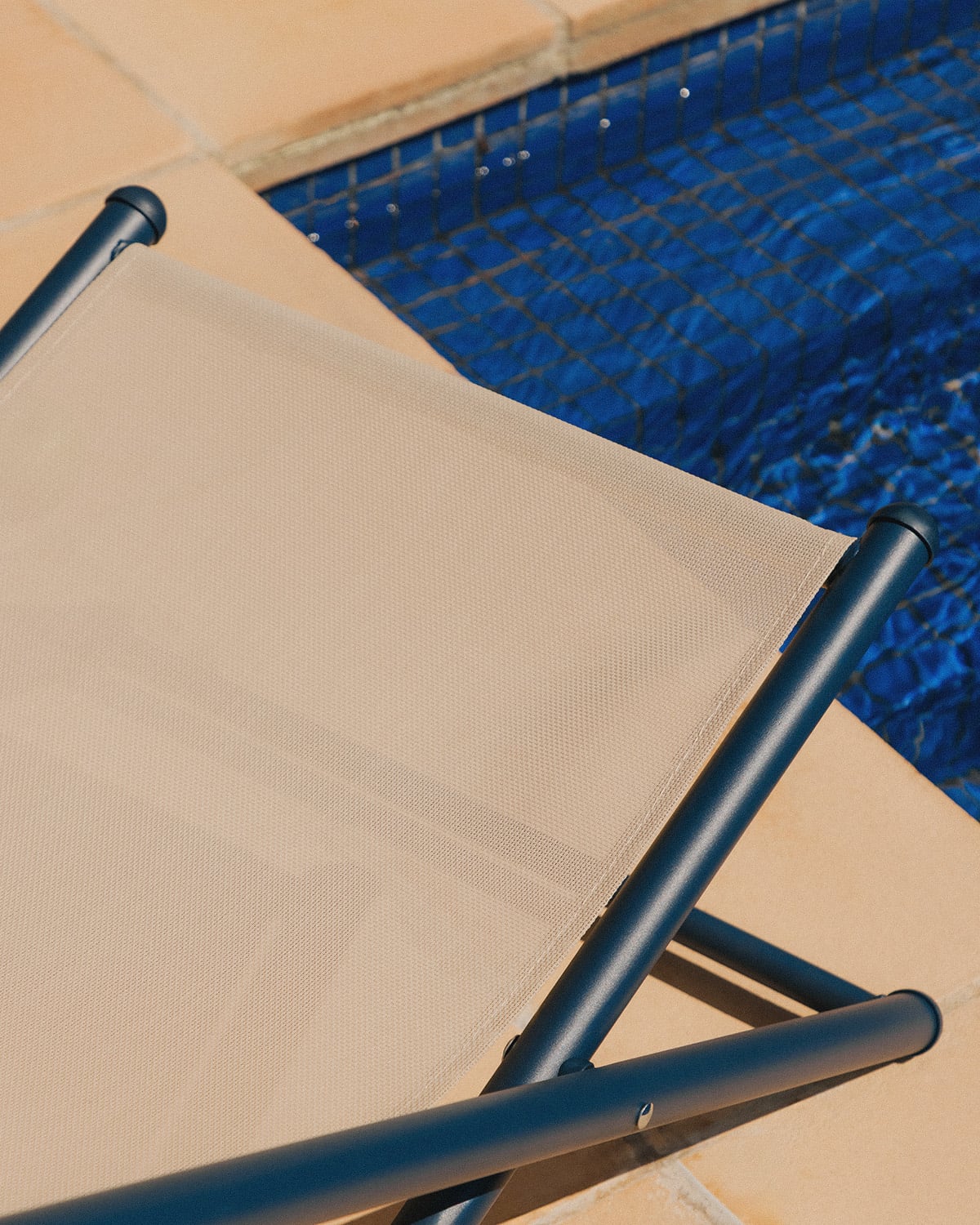 Reclining Metal and Fabric Hammock Ohiane, gallery image 3