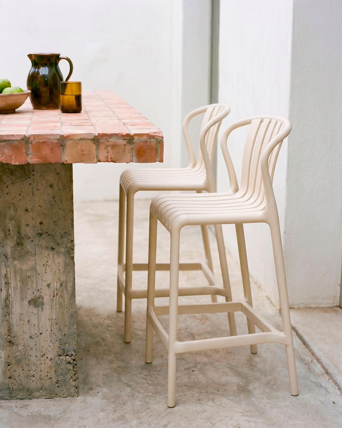 Pack 2 High Outdoor Polypropylene Stools (65 cm) Baztan, gallery image 2