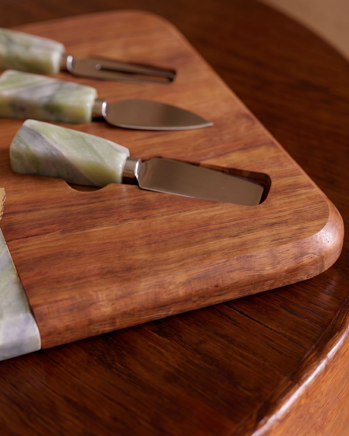 Marble and acacia wood cheese board set with 3 knives Serbal, gallery image 3