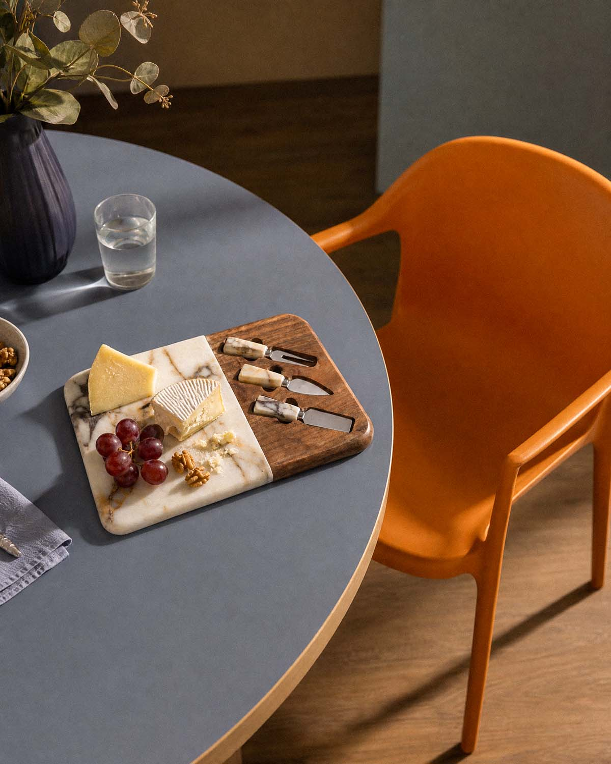 Marble and acacia wood cheese board set with 3 knives Serbal, gallery image 2
