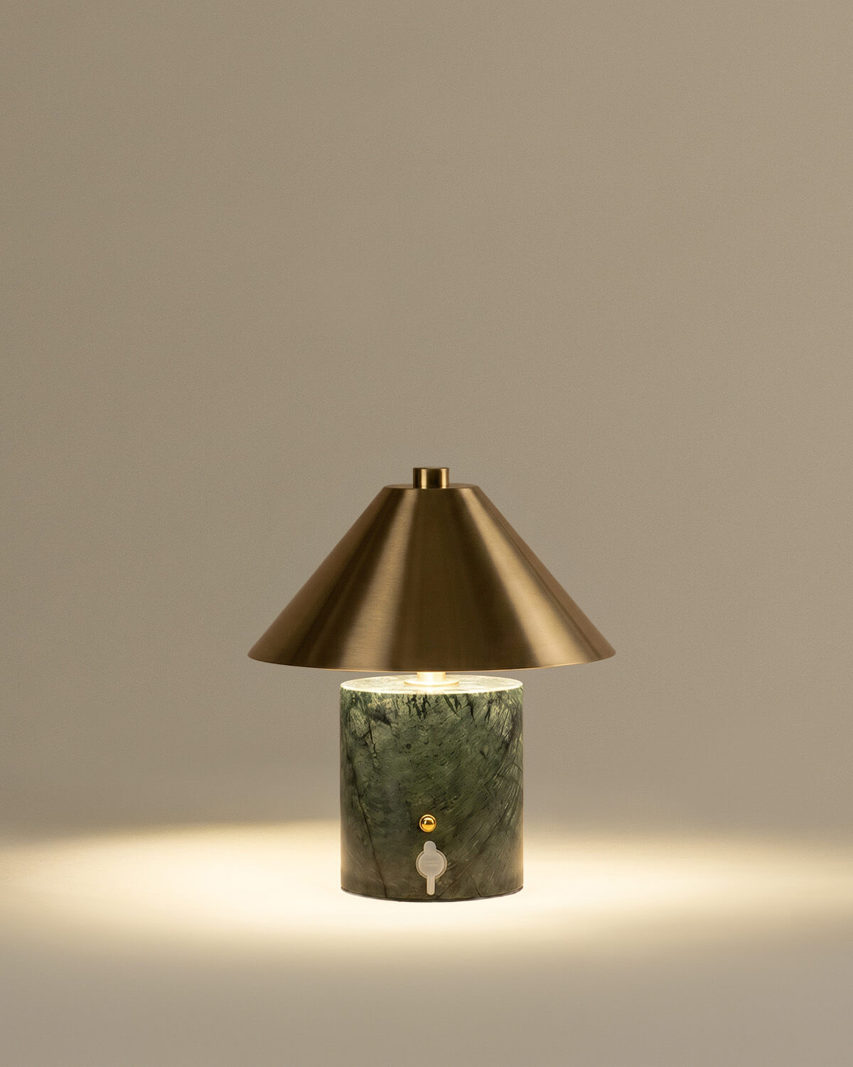 Lámpara de mesa led inalámbrica de mármol y metal Obely, imagen de galer&iacute;a 4