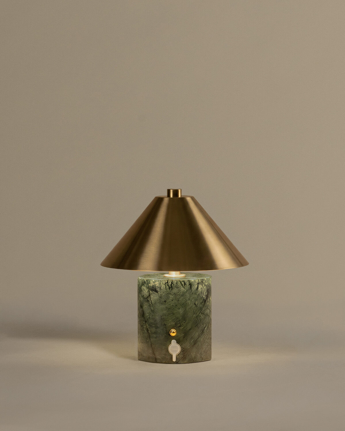 Lámpara de mesa led inalámbrica de mármol y metal Obely, imagen de galer&iacute;a 5