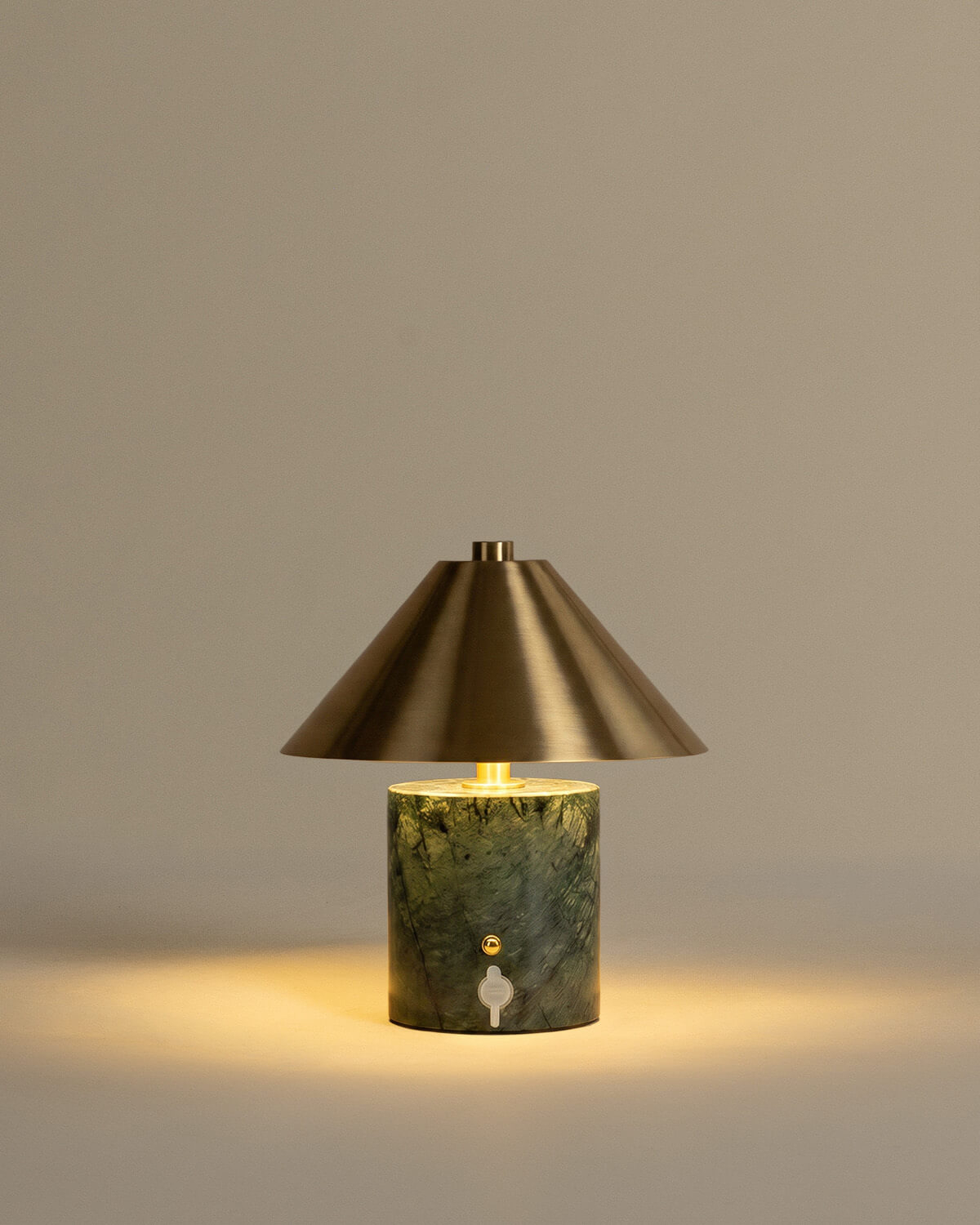 Lámpara de mesa led inalámbrica de mármol y metal Obely, imagen de galer&iacute;a 6