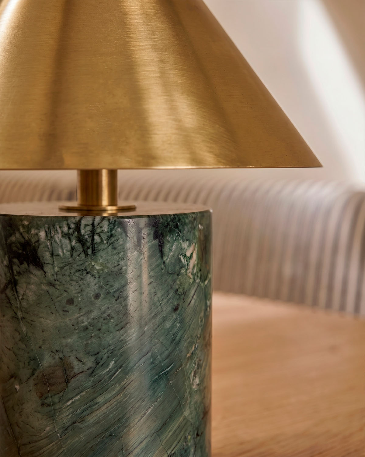 Lámpara de mesa led inalámbrica de mármol y metal Obely, imagen de galer&iacute;a 3