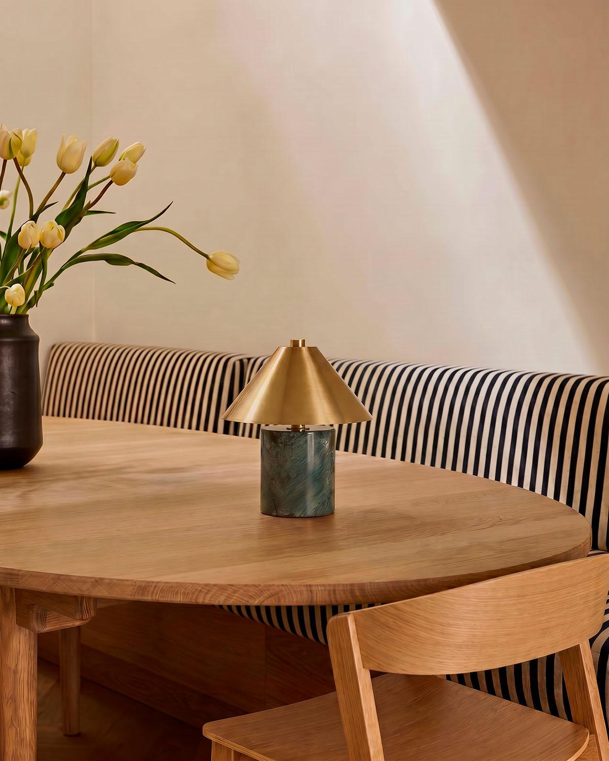 Lámpara de mesa led inalámbrica de mármol y metal Obely, imagen de galer&iacute;a 2