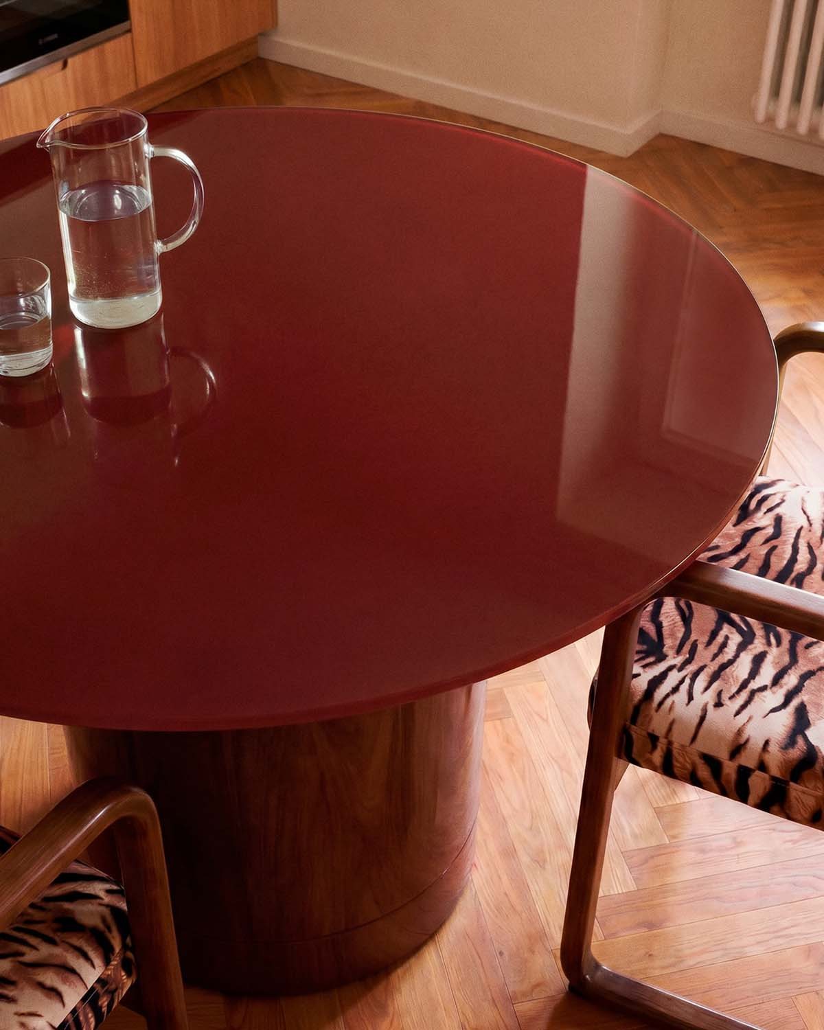 Round Glass and Wood Dining Table (Ø120 cm) Merne, gallery image 3