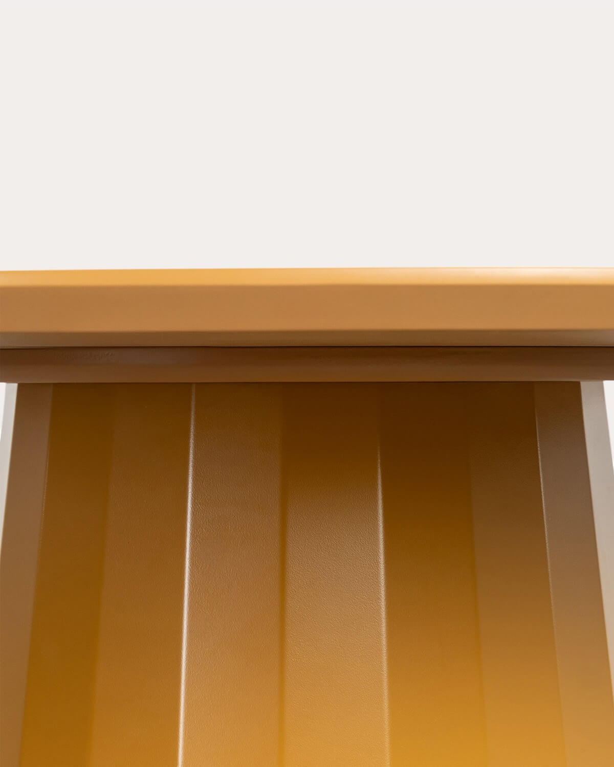 Round dining table made of wood and metal Irem, gallery image 6