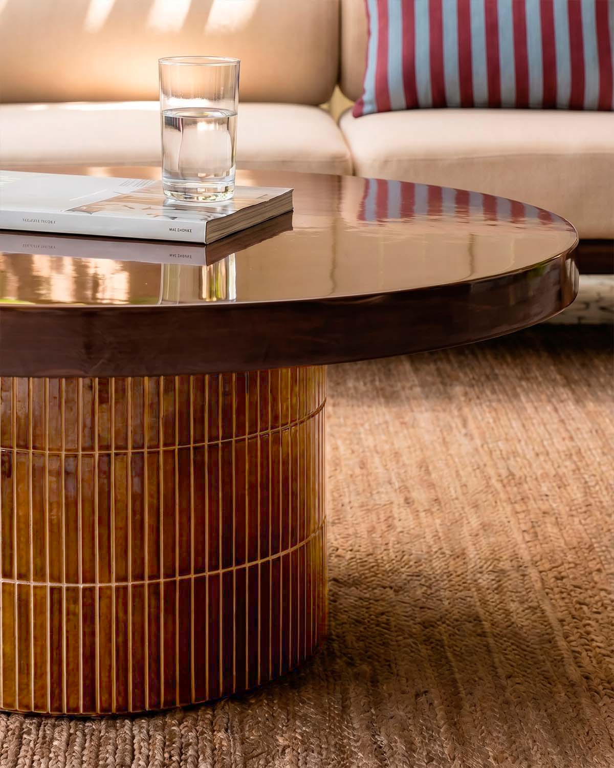Round outdoor coffee table Ø90 cm made of cement Banus, gallery image 3
