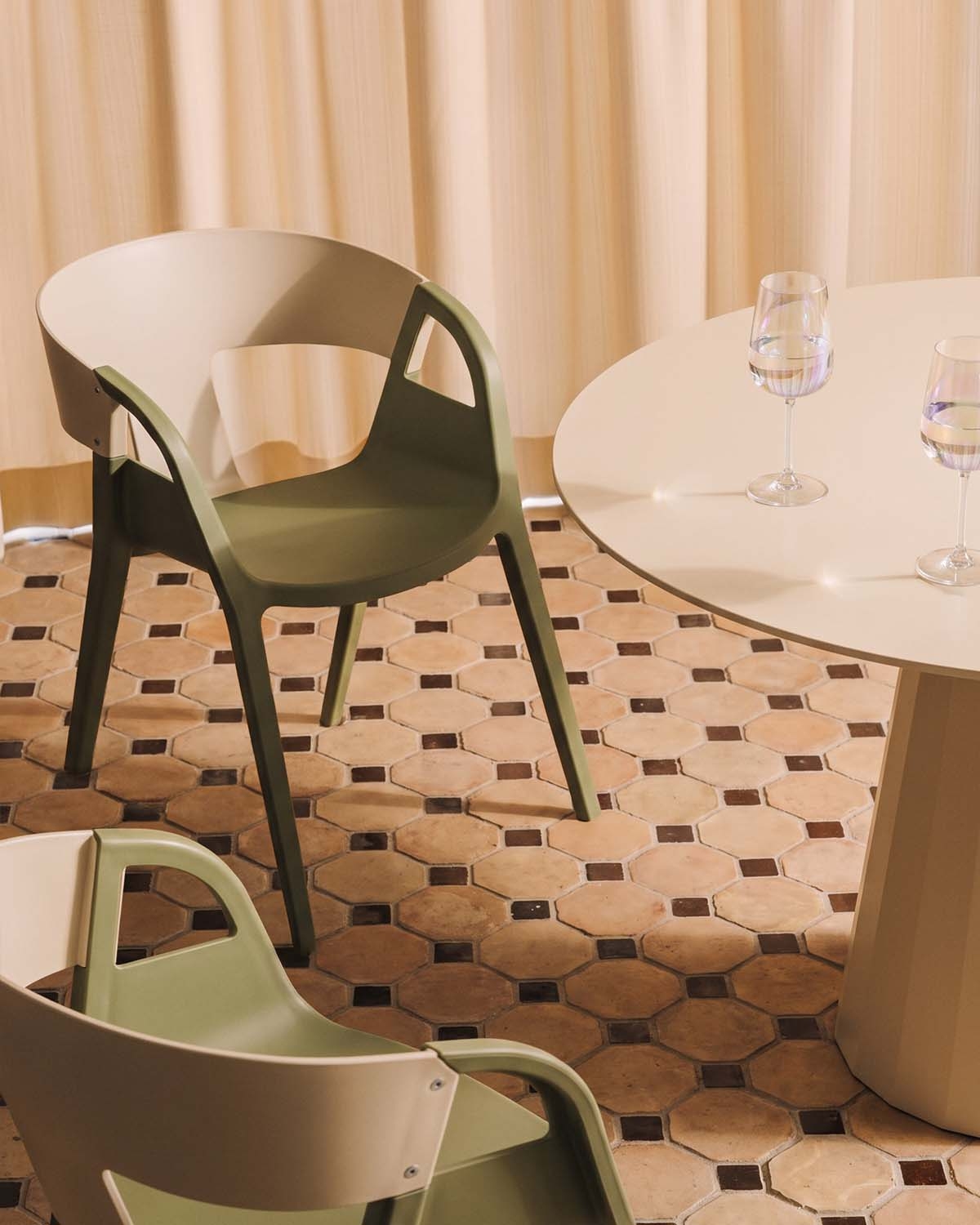 Pack of 2 polypropylene dining chairs Barrax, gallery image 2