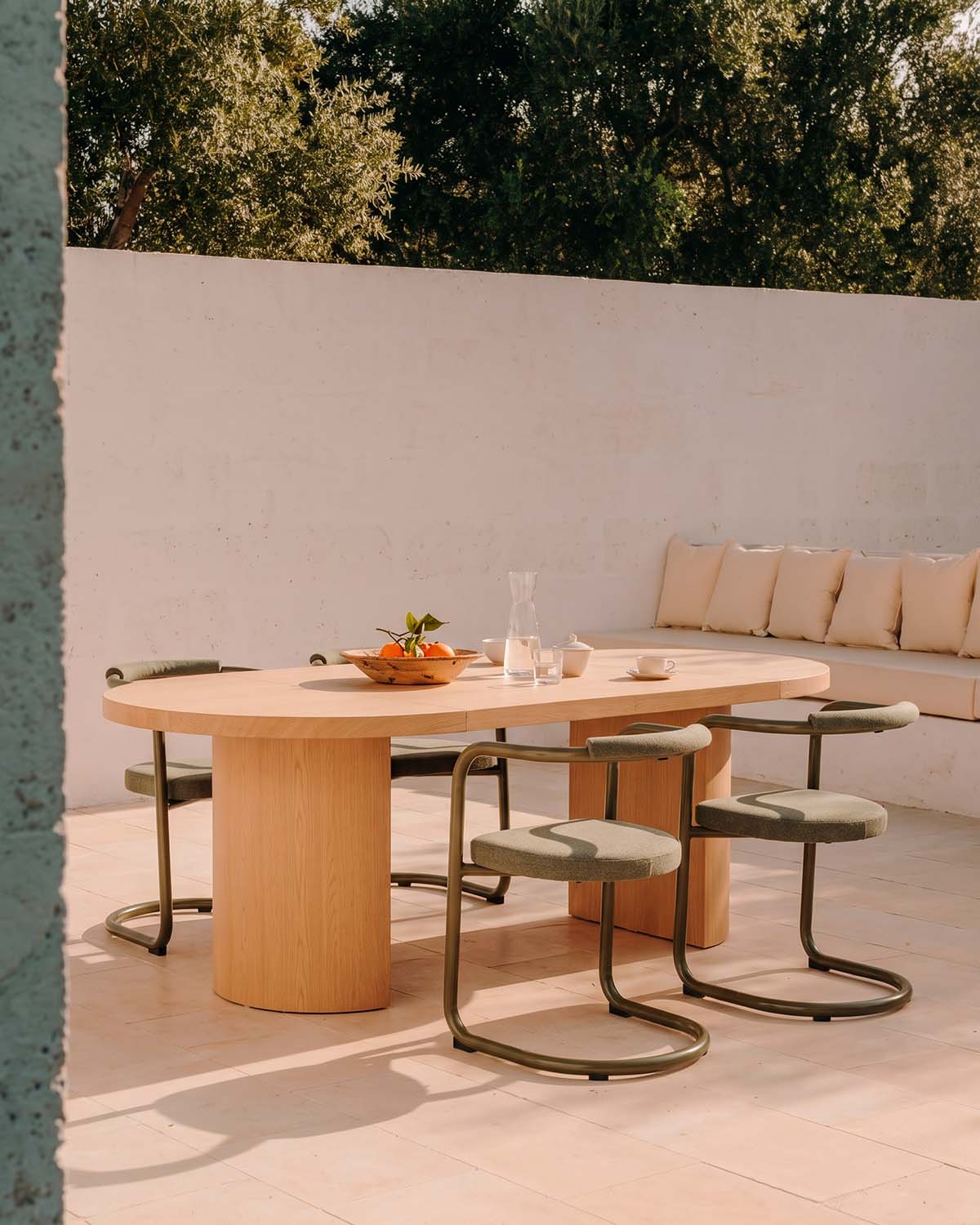 Round extendable outdoor table Ø120–180x120 / 240x120 cm in aluminium Beca, gallery image 2