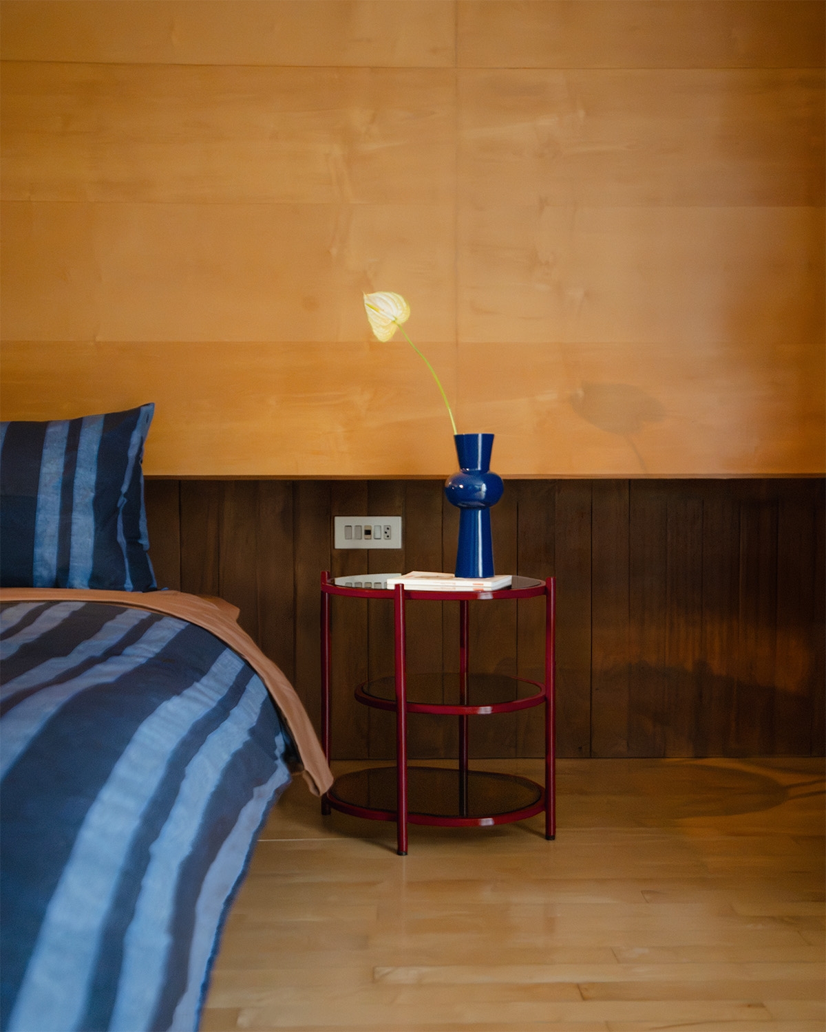 Oval bedside table 50x40 cm made of metal and tempered glass Yerry, gallery image 2
